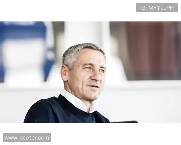 沙尔克04新主帅上任，球队盼重振雄风